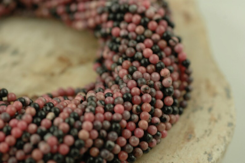 Rhodonite: Chiné rose et noir de minuscule pierres précieuses perles rondes / 2mm / alimentations naturelles, Boho, artisanat, fabrication de bijoux artisanat / pierres semi-précieuses image 2