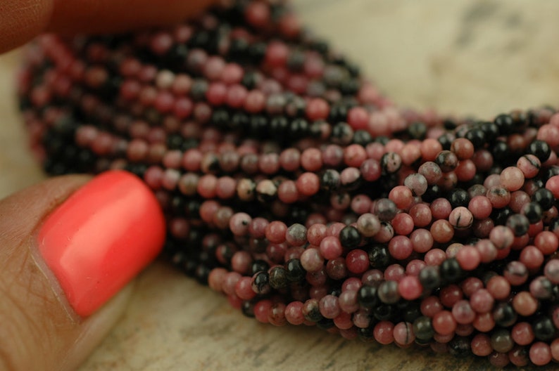 Rhodonite: Chiné rose et noir de minuscule pierres précieuses perles rondes / 2mm / alimentations naturelles, Boho, artisanat, fabrication de bijoux artisanat / pierres semi-précieuses image 3