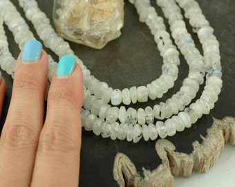 Rainbow Moonstone: Rondelle Off-Cut Irregular com Fogo Azul em Matriz Preta, Aprox. 4x8mm / Natural, suprimentos para artesanato para fabricação de joias