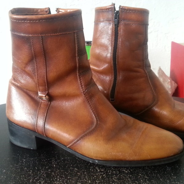 Vintage 1970's Zip Up Ankle Boots... Fine Grain Leather... Size 10 D...  Very Good Vintage Condition... Men or Women