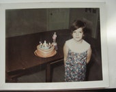 Cumpleaños de la princesa... Foto de época... Fotografía Polaroid de Color de la vendimia de la década de 1960