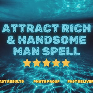 Puede incluir: Una taza de cerámica blanca con un asa negra y el texto "But First, Coffee" en negrita negra. La taza se encuentra sobre un fondo borroso, sugiriendo un ambiente acogedor.