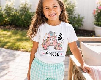 Maglietta personalizzata con nome da bambina, maglietta personalizzata con alfabeto floreale, abbigliamento per il ritorno a scuola, maglietta per la scuola materna e l'asilo.