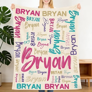 Może przedstawiać: Kremowy koc z imieniem "Bryan" w różnych czcionkach i kolorach, w tym różowym, turkusowym, złotym i fioletowym. Prostokątny koc ma powtórzone imię na całej powierzchni.