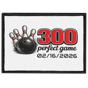 Könnte beinhalten: Ein rechteckiger Aufnäher mit schwarzem Rand, der eine Bowlingkugel- und Kegel-Illustration zeigt. Der Text "300 perfect game" ist rot, darunter das Datum "02/16/2026". Ein Design zur Feier eines perfekten Bowling-Spiels.