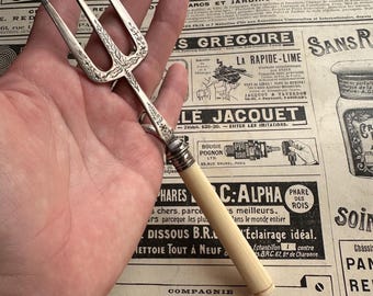 Encantador tenedor de pan antiguo de plata victoriana para servir.
