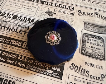Poudre compacte Kigu vintage des années 50 | Émail bleu, marcassite et rose peinte à la main | Meuble-lavabo compact anglais