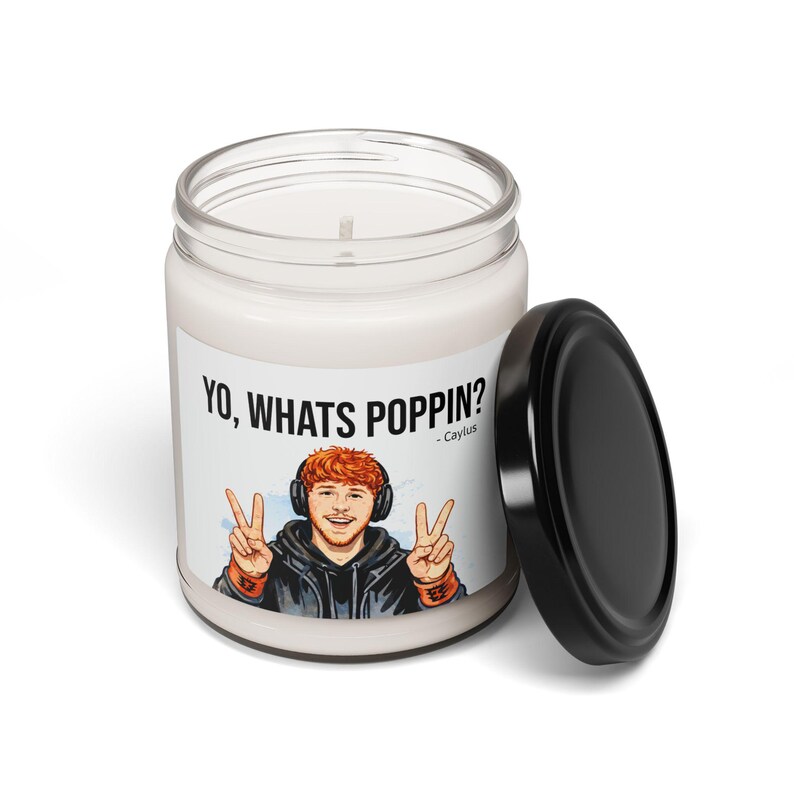 Caylus „Yo Whats Poppin“-Meme-Kerze, Roblox-Gamer, Deko fürs Studentenwohnheim, 340 g Duftkerze Bild 3