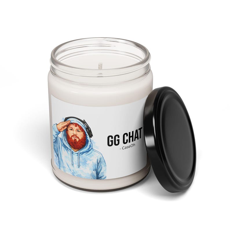 Vela aromática CaseOh GG Chat, Merchandising de memes para streamers y gamers, Homenaje a Hoesac, 355 ml. imagen 2