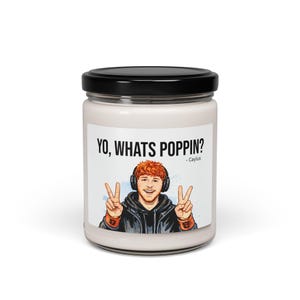 Caylus „Yo Whats Poppin“-Meme-Kerze, Roblox-Gamer, Deko fürs Studentenwohnheim, 340 g Duftkerze Bild 2