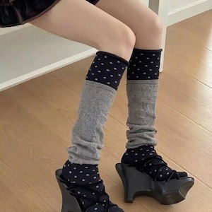 Peut inclure: Panneau en bois rustique avec l'inscription "Welcome to our home" en lettres blanches. Le panneau présente une finition vieillie et un design simple et accueillant, idéal pour un porche ou une entrée.