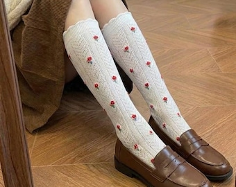 Calze vintage in vitello traforato con motivi floreali, calzature alte fino al ginocchio con pizzo