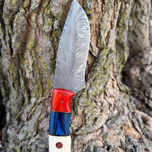 Handmade Damascus Steel Hunting Knife – Feather Pattern Blade with Custom Multicolor Handle