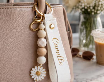 Personalized Daisy Charm Keychain: Custom Name Beaded Bag Accessory