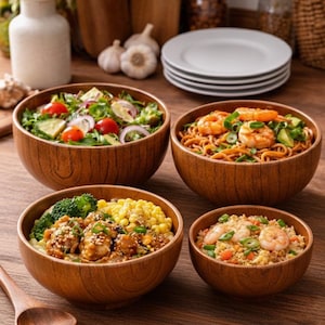 Puede incluir: Cuatro cuencos de madera con diversos platos: ensalada con tomates y pepinos, fideos con camarones, pollo y br&oacute;coli, y arroz frito con camarones. Los cuencos est&aacute;n colocados sobre una mesa de madera.