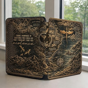 Puede incluir: Una funda tipo libro con un diseño de mapa detallado en tonos dorados y negros. La cubierta presenta un dragón, montañas y el texto "THERE'S NOWHERE IN EXISTENCE YOU COULD GO THAT I WOULDN'T FIND YOU violence."