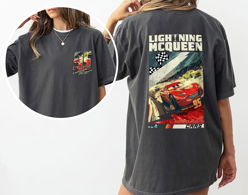 Puede incluir: Camiseta gris oscuro con Lightning McQueen de la pel&iacute;cula Cars. La parte trasera muestra un gr&aacute;fico del coche de carreras rojo con el n&uacute;mero 95, banderas a cuadros y el texto "Lightning McQueen". La parte delantera tiene un gr&aacute;fico m&aacute;s peque&ntilde;o.