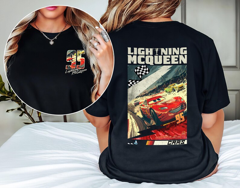 Puede incluir: Camiseta negra con Lightning McQueen de la pel&iacute;cula Cars. La parte delantera tiene un peque&ntilde;o gr&aacute;fico del n&uacute;mero 95 y el nombre del personaje. La parte trasera muestra una imagen m&aacute;s grande de Lightning McQueen corriendo, con el texto "LIGHTNING MCQUEEN".