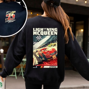 Puede incluir: Sudadera negra con un gr&aacute;fico colorido de Lightning McQueen corriendo, con el n&uacute;mero 95. La parte posterior de la sudadera tiene las palabras "LIGHTNING MCQUEEN" encima del gr&aacute;fico. La parte delantera tiene una versi&oacute;n m&aacute;s peque&ntilde;a del gr&aacute;fico.