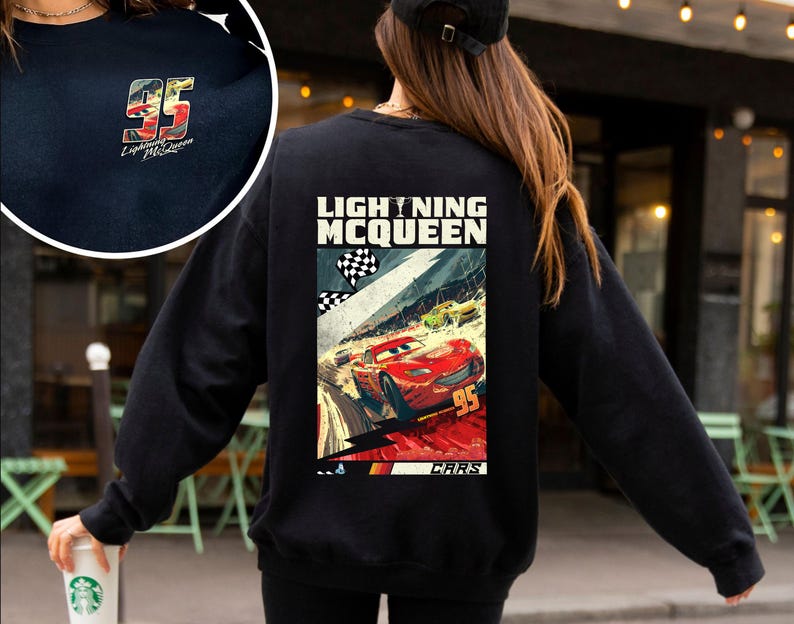 Puede incluir: Sudadera negra con un gr&aacute;fico colorido de Lightning McQueen corriendo, con el n&uacute;mero 95. La parte posterior de la sudadera tiene las palabras "LIGHTNING MCQUEEN" encima del gr&aacute;fico. La parte delantera tiene una versi&oacute;n m&aacute;s peque&ntilde;a del gr&aacute;fico.