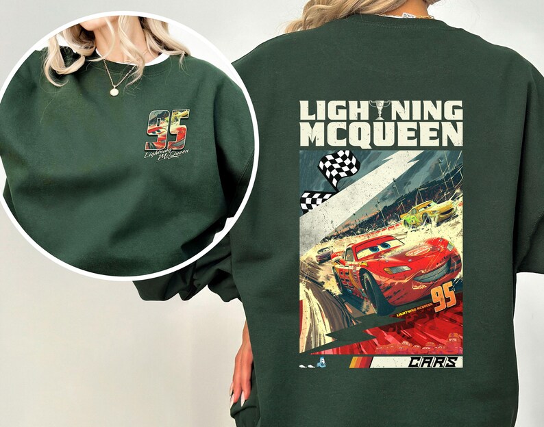 Puede incluir: Sudadera verde oscuro con un gr&aacute;fico de Rayo McQueen de la pel&iacute;cula Cars. La parte trasera muestra una escena de carreras con "LIGHTNING MCQUEEN" y "CARS". El pecho izquierdo tiene un gr&aacute;fico m&aacute;s peque&ntilde;o del n&uacute;mero 95.