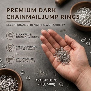 Op de afbeelding: Een verzameling zilverkleurige metalen springringen voor maliënkolder, met de tekst Premium Dark Chainmail Jump Rings, Exceptional Strength & Workability, Bulk Value, Premium Grade, Uniform Size en Available in 250g, 500g.