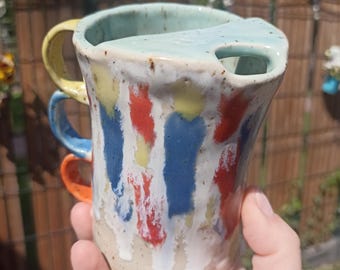 Caneca de viagem de cerâmica artesanal "Aproveite a jornada", colorida.