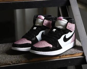 Zapatillas Jordan 1 Mid personalizadas en blanco, rosa óxido y negro con pedrería/cristal brillante.