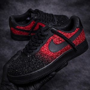Hand individuelle Nike Air Force 1 Sneakers - Red Glitter Fade, Statement Streetwear Bild 3