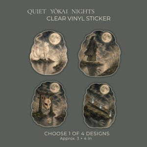 Può includere: Quattro adesivi in vinile trasparente intitolati Quiet Yokai Nights, ognuno con scene al chiaro di luna con una volpe, una figura in veste, una maschera da volpe su un portale torii o un flauto. Ogni adesivo misura circa 7,6 per 10,2 cm.