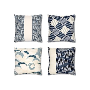 Puede incluir: Un conjunto de cuatro cojines cuadrados con patrones en azul marino y crema. Los diseños incluyen motivos de olas abstractas, una cuadrícula geométrica de cuadrados, arcos de pinceladas y un panel vertical de líneas onduladas semicirculares.