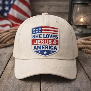 Pode incluir: Uma caneca de cerâmica branca com uma alça preta e o texto "But First, Coffee" em negrito preto. A caneca está sobre uma superfície de madeira. A caneca tem 10 cm de altura.