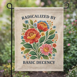 Geradicaliseerd door Basic Decency Tuinvlag | Feministische grafische tuinvlag| Vlag van sociale rechtvaardigheid | Cadeau activist | Gelijkheid Decor Thuis