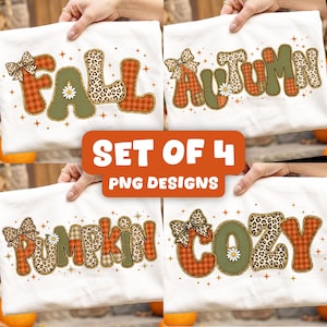 Op de afbeelding: Een set van vier witte t-shirts met grafische ontwerpen van de woorden FALL, AUTUMN, PUMPKIN en COZY. Elke letter bevat een mix van oranje ruitpatronen, olijfgroen en luipaardprint, geaccentueerd met een klein madeliefje en een strik.