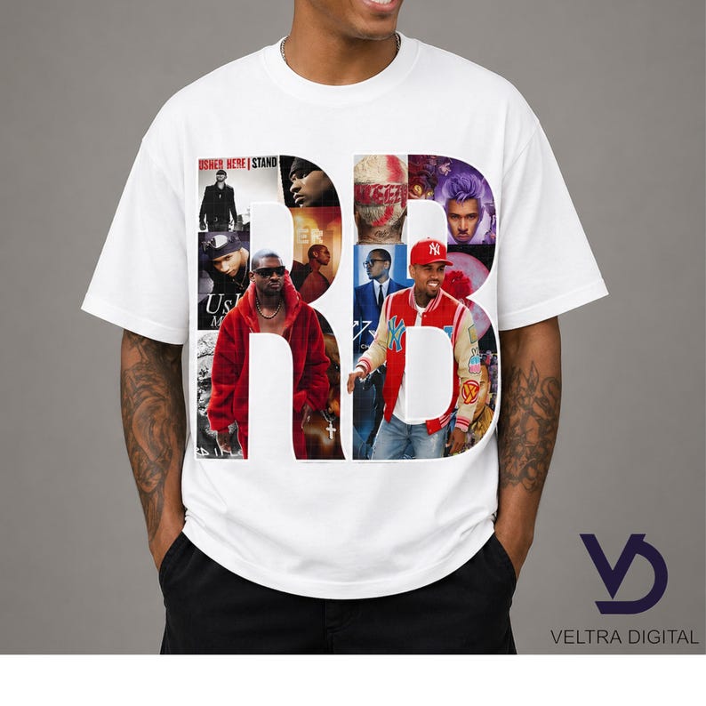Puede incluir: Camiseta blanca con las letras "RB" formadas por un collage de im&aacute;genes de m&uacute;sicos. El dise&ntilde;o incluye fotos de Usher, Kanye West y Chris Brown. El texto "US" y "STAND" tambi&eacute;n es visible.