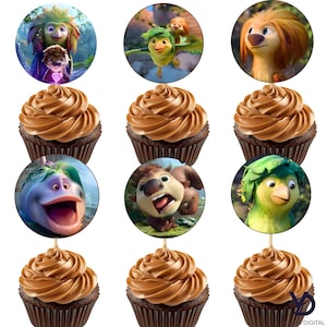 Può includere: Nove cupcakes con glassa al cioccolato e decorazioni a tema personaggi. Le decorazioni presentano illustrazioni colorate di personaggi animati. I cupcakes sono disposti in tre file da tre.
