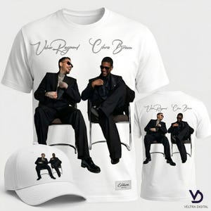 Puede incluir: Camiseta blanca y gorra de b&eacute;isbol con un gr&aacute;fico de dos hombres con trajes negros. La camiseta tiene los nombres "Usher Raymond" y "Chris Brown" en escritura plateada. La gorra tiene el mismo gr&aacute;fico. "Edition" est&aacute; impreso en la camiseta.