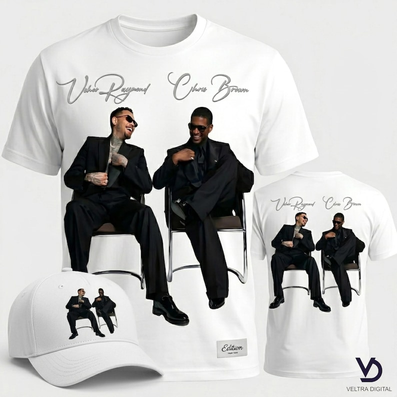 Puede incluir: Camiseta blanca y gorra de b&eacute;isbol con un gr&aacute;fico de dos hombres con trajes negros. La camiseta tiene los nombres "Usher Raymond" y "Chris Brown" en escritura plateada. La gorra tiene el mismo gr&aacute;fico. "Edition" est&aacute; impreso en la camiseta.