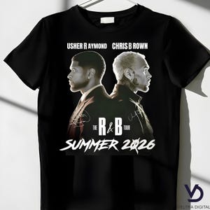 Puede incluir: Camiseta negra con Usher Raymond y Chris Brown, con la inscripci&oacute;n blanca "The R&B Tour Summer 2026". El dise&ntilde;o incluye im&aacute;genes de los artistas y sus firmas. Prenda de vestir con tem&aacute;tica musical.
