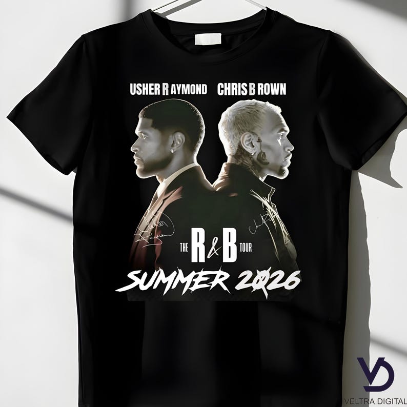 Puede incluir: Camiseta negra con Usher Raymond y Chris Brown, con la inscripci&oacute;n blanca "The R&B Tour Summer 2026". El dise&ntilde;o incluye im&aacute;genes de los artistas y sus firmas. Prenda de vestir con tem&aacute;tica musical.