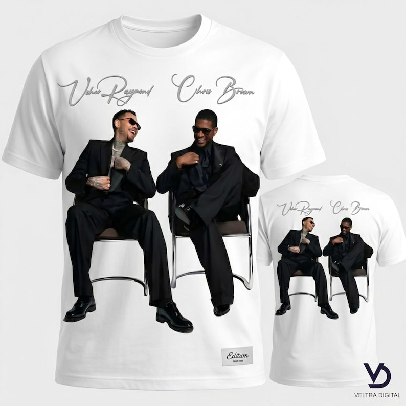 Puede incluir: Camiseta blanca con un gr&aacute;fico de dos hombres con trajes negros, sentados en sillas. Los nombres "Usher Raymond" y "Chris Brown" est&aacute;n escritos encima de la imagen en plata. Una versi&oacute;n m&aacute;s peque&ntilde;a del gr&aacute;fico est&aacute; en la parte posterior.