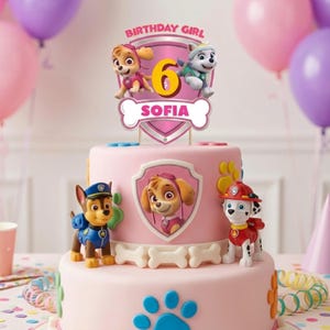 Pu&ograve; includere: Un topper per torta rosa a due livelli con i personaggi di Paw Patrol Skye ed Everest, un grande numero 6 giallo e il testo BIRTHDAY GIRL SOFIA. Il topper &egrave; esposto su una torta rosa decorata con le figure di Chase e Marshall e impronte.