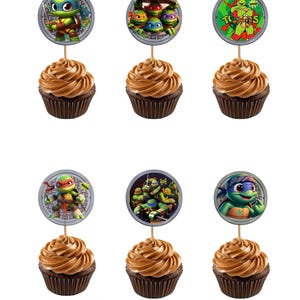 Puede incluir: Seis cupcakes con glaseado de crema de mantequilla marrón y adornos de las Tortugas Ninja. Los adornos muestran diferentes personajes y fotos grupales de las tortugas en un estilo de dibujos animados.