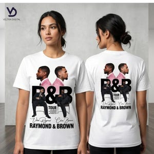 Puede incluir: Camisetas blancas con un dise&ntilde;o gr&aacute;fico. El dise&ntilde;o incluye el texto "R&B TOUR RAYMOND & BROWN" e im&aacute;genes de dos hombres de perfil y sentados. Se ven la parte delantera y trasera de las camisetas.