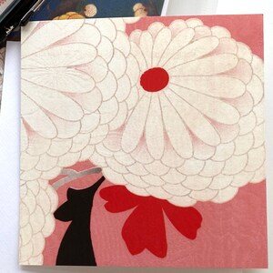 K34 Kimono Serie Geburtstagskarte; quadratisch; innen leer; wunderschöne Chrysanthemenblüte; Schleife; feminin; rot