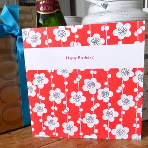 Geburtstagskarte hell geblümt; Kimono-Reihe; Happy Birthday 60er Jahre geblümt rot weiß quadratisch innen leer; Topseller K19;Made UK