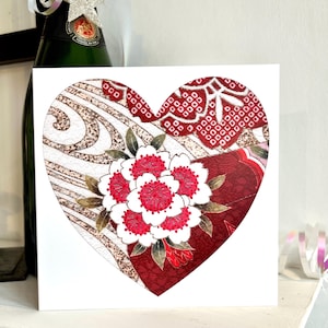 Carte de voeux kimono K37 ; conception de coeur ; textile japonais; j'adore les rouges ! Intérieur vierge pour votre message spécial, 150 mm² ; Qualité fabriquée au Royaume-Uni