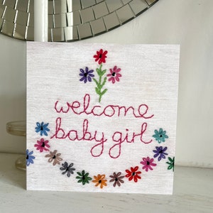L18 Willkommen Baby Mädchen; hergestellt in Großbritannien; Vintage Stickerei; Textilkunst; innen leer