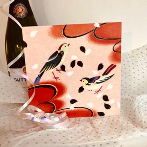 K22; Kimono; dolce; bambini; uccelli che volano; coppia; anniversario; matrimonio; vuoto all'interno; arte tessile; Giappone; rosa; prodotto nel Regno Unito; carino
