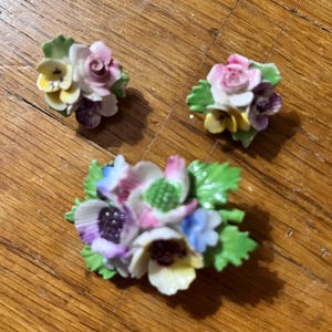 Conjunto de broche y pendientes Royal Adderley vintage de los años 50, de porcelana fina, fabricado en Inglaterra.